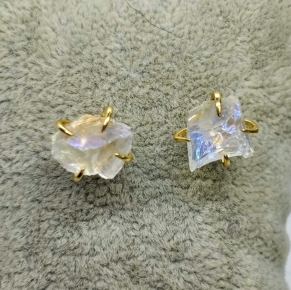 Aura Quartz prong earrings - Picture 3 of 5